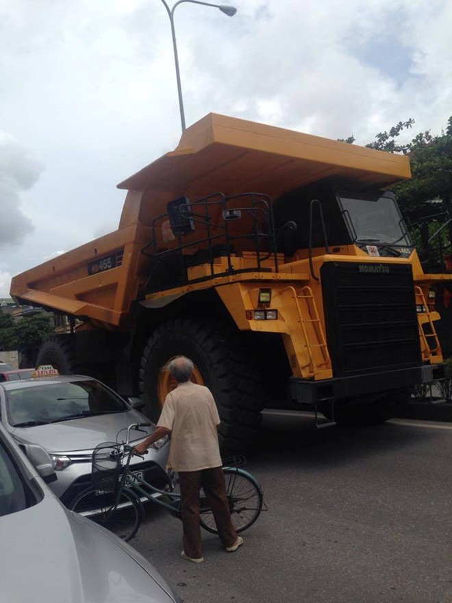 Xe tải 100 tấn lừng lững trên đường Quảng Ninh